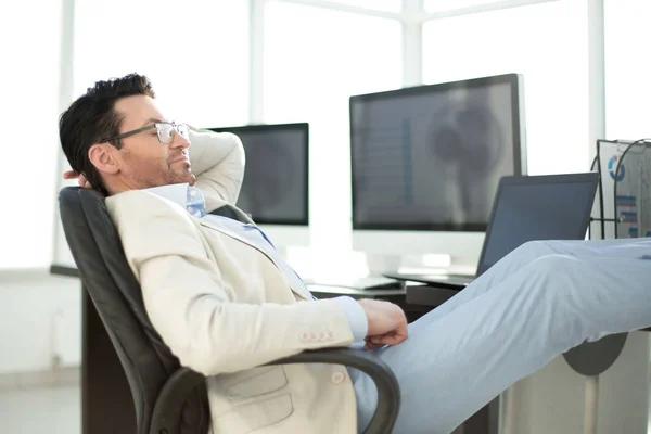 Geschäftsmann sitzt während einer Arbeitspause am Schreibtisch — Stockfoto