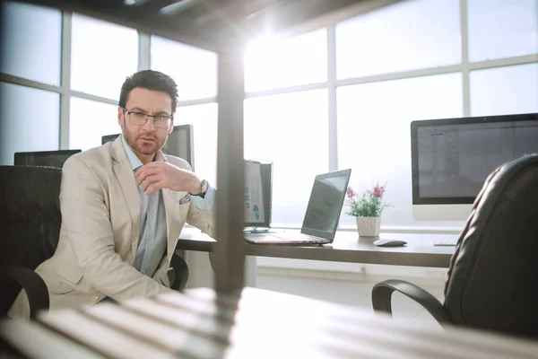 Homme d'affaires exécutif sur le lieu de travail dans le bureau — Photo