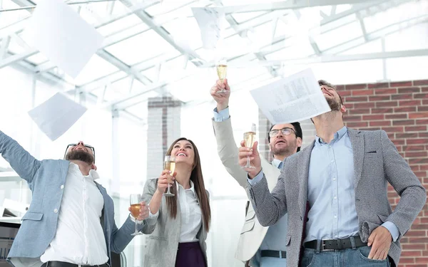 Triomfantelijk bedrijf team met glazen wijn. — Stockfoto