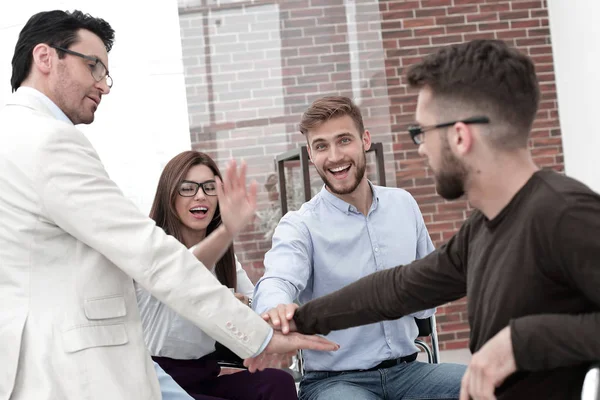 Wirtschaftsteam trifft wichtige Entscheidung — Stockfoto