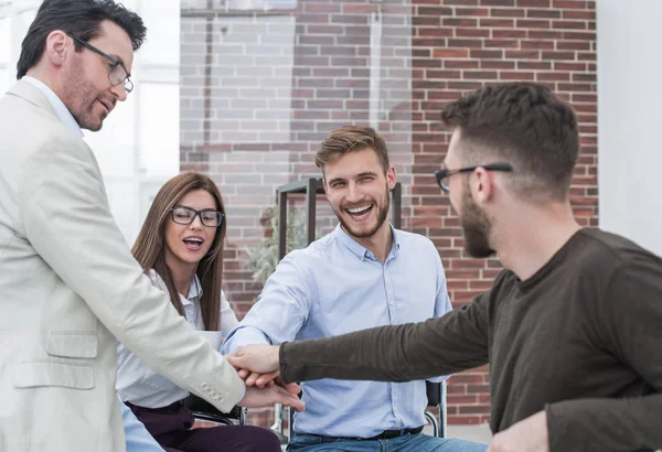 Business-team gör ett viktigt beslut — Stockfoto