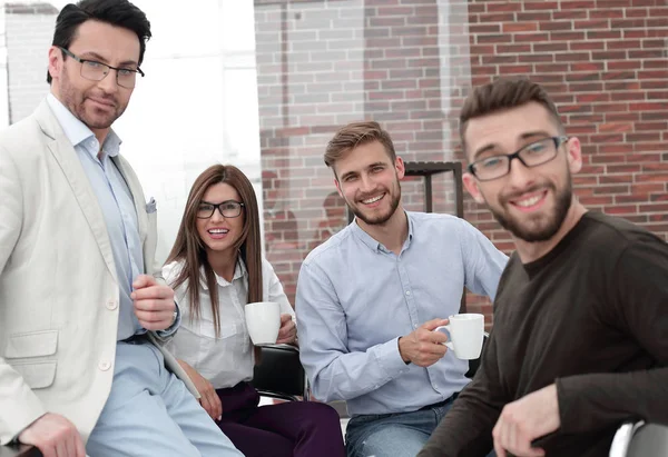 Geschäftsteam in der Kaffeepause am Arbeitsplatz — Stockfoto