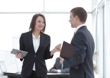 iş arkadaşları ofiste iş sorunları tartışıyor