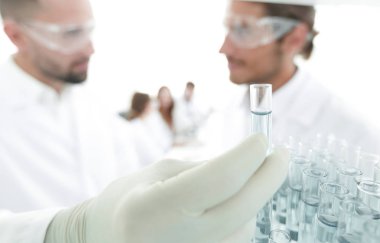 bilim adamı ve tüp çözümde eğitim asistanı