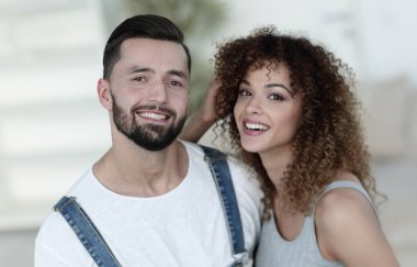 Yeni bir evde duran mutlu genç insanlar