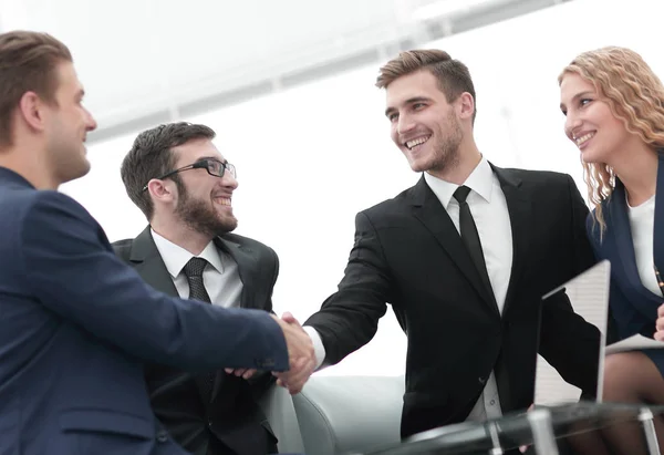 Kézfogás, üzletemberek, üzleti találkozóján a Hivatal — Stock Fotó