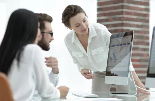 Specialisten van het bedrijf over financiële planningen aan de balie — Stockfoto