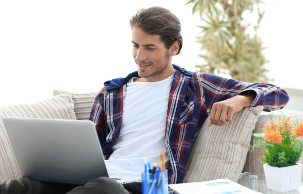 Cara confiante trabalhando com laptop de casa. conceito de freelancer — Fotografia de Stock