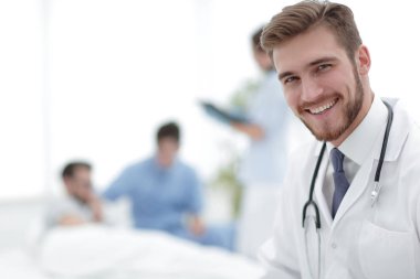 arka plan bulanık closeup.Smiling doktor.