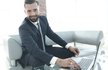 modern insan ofis lobisinde laptop çalışma.