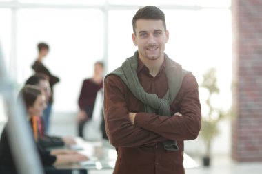 office arka plan üzerinde yaratıcı iş adamı