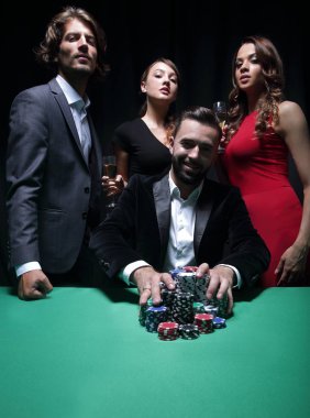 Masada duran, seyir, bir kişi bahis iken insanlar