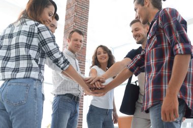 ellerini koyarak iş takım