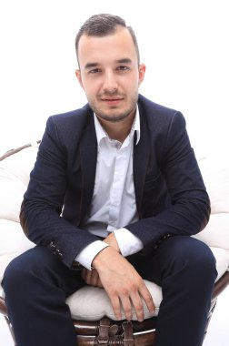 genç işadamı rahat bir sandalyede oturuyor