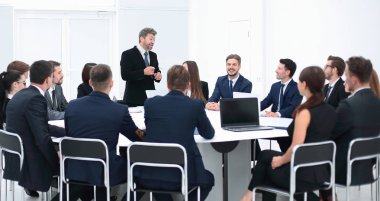 İş adamı müzakerelerde bir öneri üzerine konuşuyor.