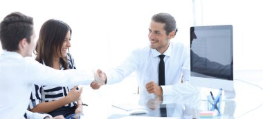 İş adamları el sıkışıyor, toplantıyı bitiriyor.