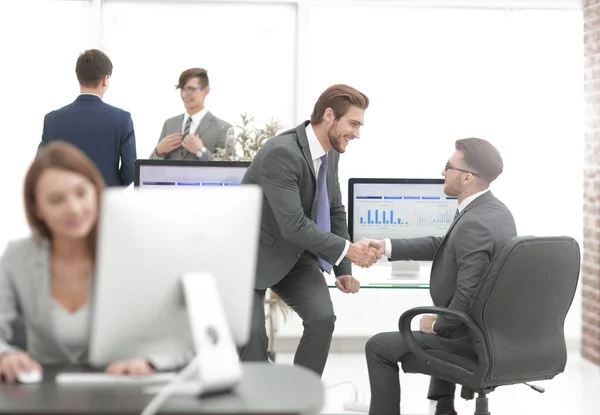 Stevige handdruk tussen twee zakelijke partners — Stockfoto