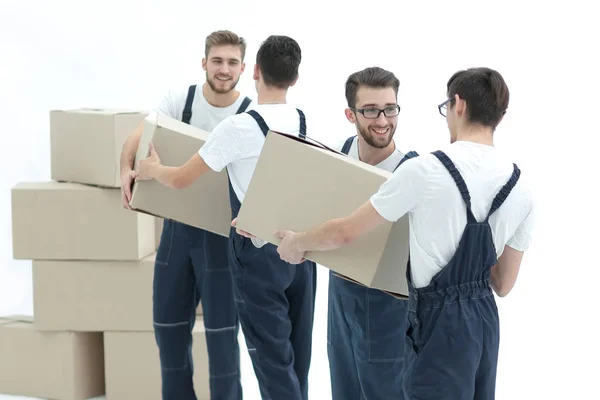 Foto trabalhadores passar uns aos outros caixas quando se movendo apartamentos. — Fotografia de Stock