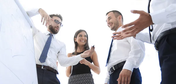 Business team looking at a blank flipchart. — Stock Photo, Image
