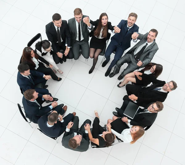 チームビルディングの概念。大成功したビジネスチームが輪になって座り — ストック写真