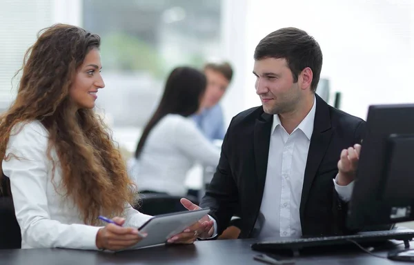 Manager and employee discuss work problem — Stock Photo, Image