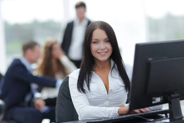 Mujer de negocios en el fondo de la oficina —  Fotos de Stock