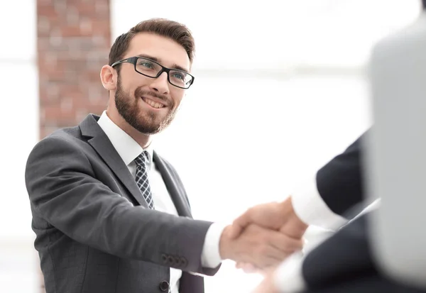 Due colleghi di lavoro che si stringono la mano durante la riunione. — Foto Stock