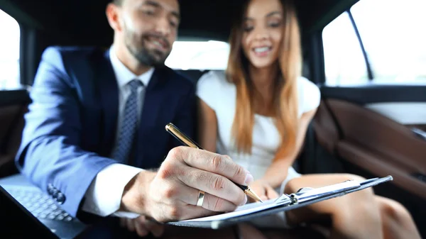 Hombres de negocios hablan informe dentro de coche — Foto de Stock