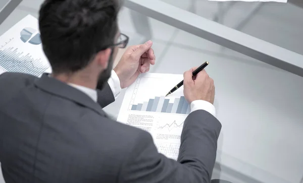 Closeup.businessman que trabalha com dados financeiros — Fotografia de Stock