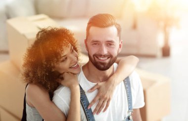 Kutuları bir arka plan üzerine bir yeni evli çiftin yakın çekim portre