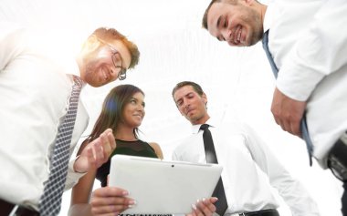 Konuşmayı ve dijital tablet kullanarak Office iş adamları.