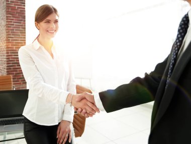 Kadın müdür, müşteriyi el sıkışarak karşılıyor..