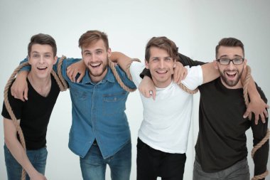bir grup arkadaşıyla birlikte ayakta portresi
