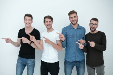 bir grup genç insan bir şeye işaret