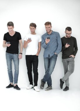 Tamamen büyümüş. Akıllı telefonları olan bir grup arkadaş.