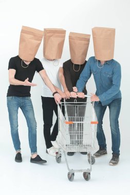 Grup boş alışveriş sepeti ile insan.