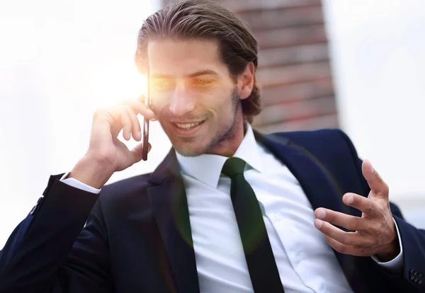 Obchodní muž mluví na chytrý telefon. — Stock fotografie