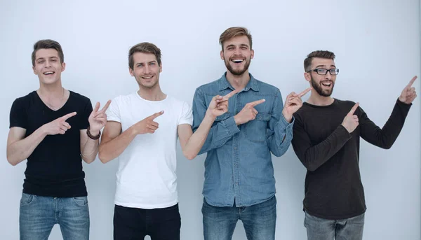 Amigos sonrientes señalando algo . — Foto de Stock