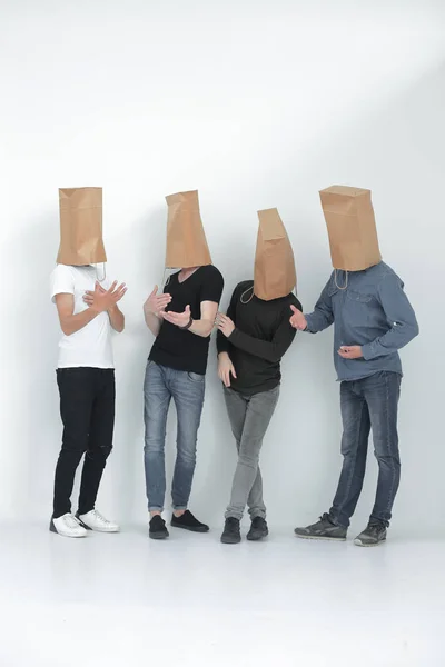 Grupo de jóvenes con bolsas de papel en la cabeza —  Fotos de Stock