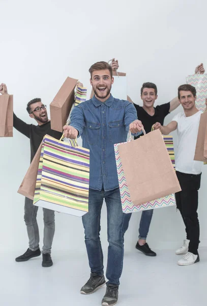 Ομάδα χαρούμενων νέων με τσάντες για ψώνια — Φωτογραφία Αρχείου