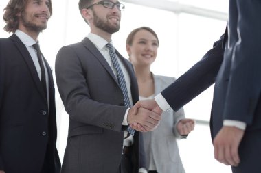 Yatırımcı ile el sıkışan iş lider