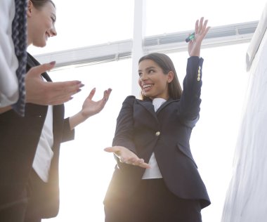 flipchart üzerinde bir marker ile işaret iş kadını