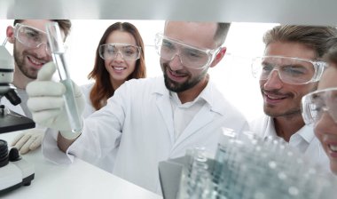 Laboratuvarda çalışan Eczacılar grubu.