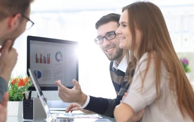 mali çizelgeleri tartışırken iş takım