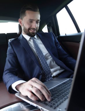 Arabanın içinde otururken kendine güvenen iş adamı