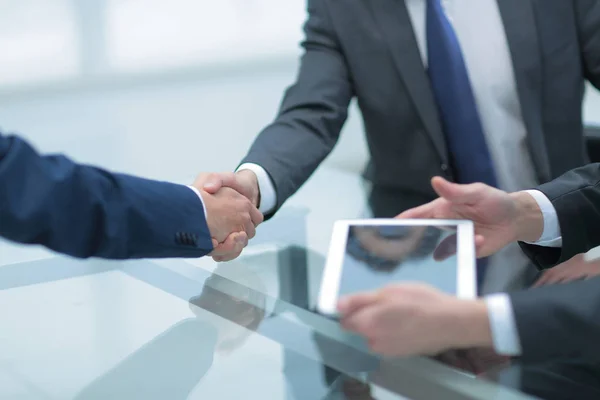 Hombres de negocios haciendo apretón de manos. Concepto empresarial . —  Fotos de Stock