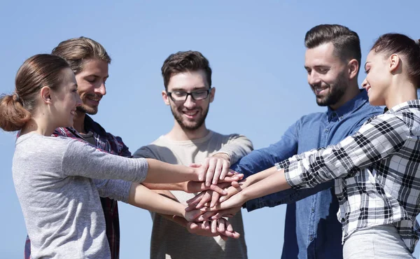 Grupo de jóvenes muestra su unidad . —  Fotos de Stock