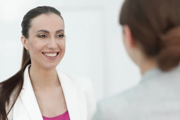 Praktiserande kvinna advokat lyssnar till klienten — Stockfoto