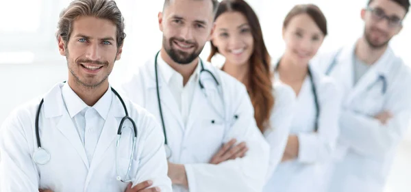Портрет бригады врачей, стоящей со скрещенными руками в больнице — стоковое фото