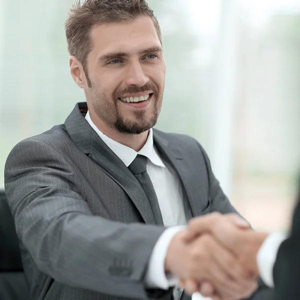 Portre .handshake iş ortakları masanın üstünde — Stok fotoğraf